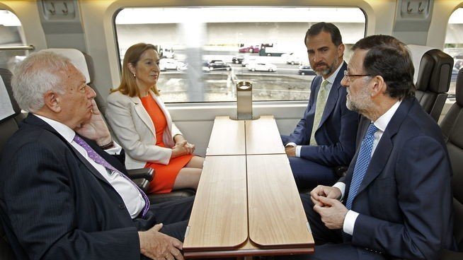 Mariano Rajoy, con el rey y dos ministros, en el AVE.