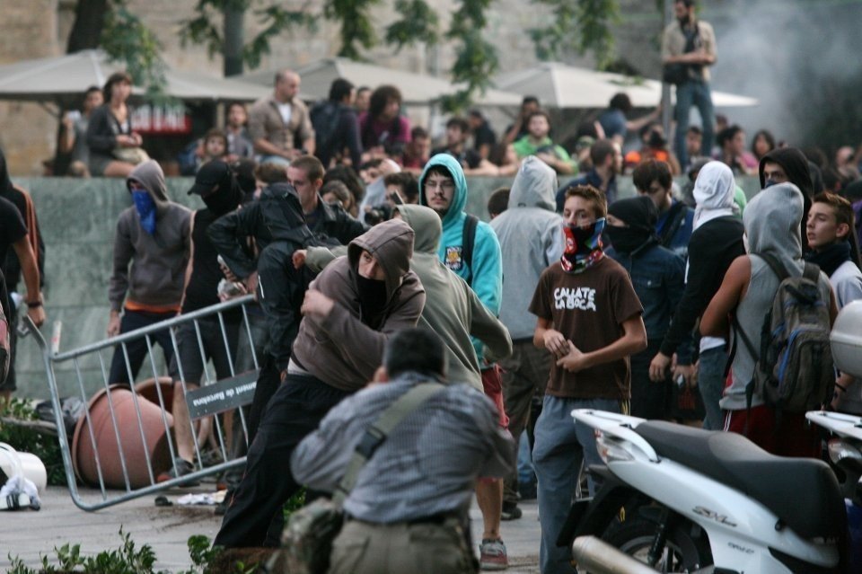 Militantes &#39;Anti sistema&#39; durante unos disturbios en Barcelona.