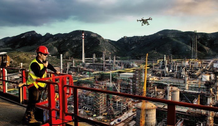 Dron sobrevuela una plataforma petrolífera.