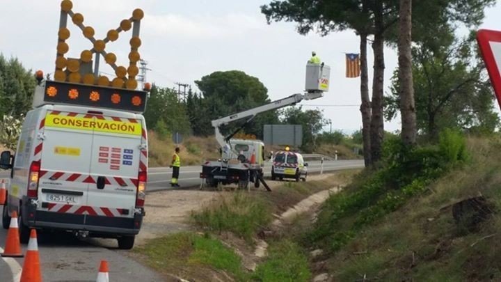 Operarios de Fomento retiran esteladas en Valls.