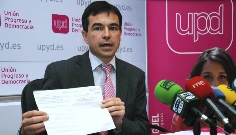 Andrés Herzog presenta un documento de la instrucción judicial del caso Bankia.