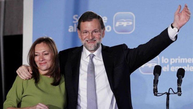 Mariano Rajoy acompañado por su mujer en un acto del PP. 