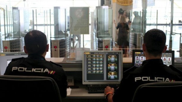 Puesto de control policial en el aeropuerto de Barajas.