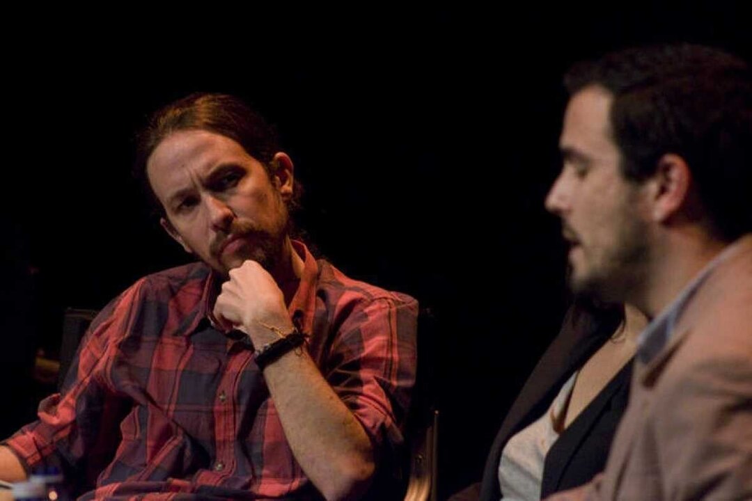 Pablo Iglesias observa atentamente a Alberto Garz&oacute;n.