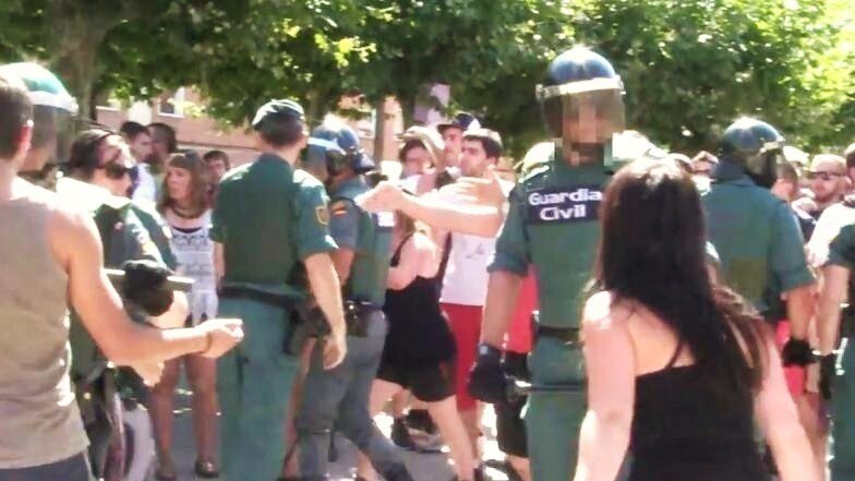 Guardias civiles se enfrentan a radicales abertzales en Alsasua.