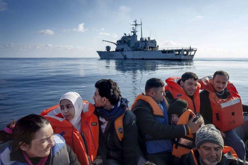 Refugiados sirios rescatados en alta mar.