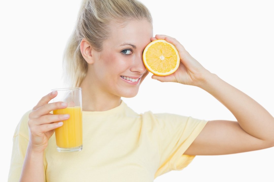 Mujer bebiendo zumo de naranja. 