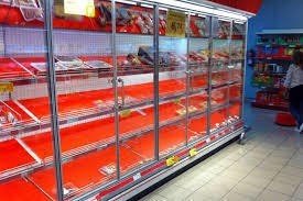 El bloqueo del centro logísitico de Dia en Santiago ha vaciado las estanterías de los supermercados.