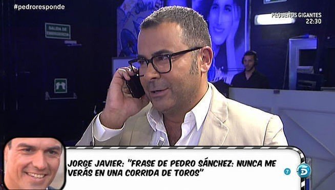 Pedro Sánchez entra en directo por teléfono en el programa Sálvame de Telecinco. 
