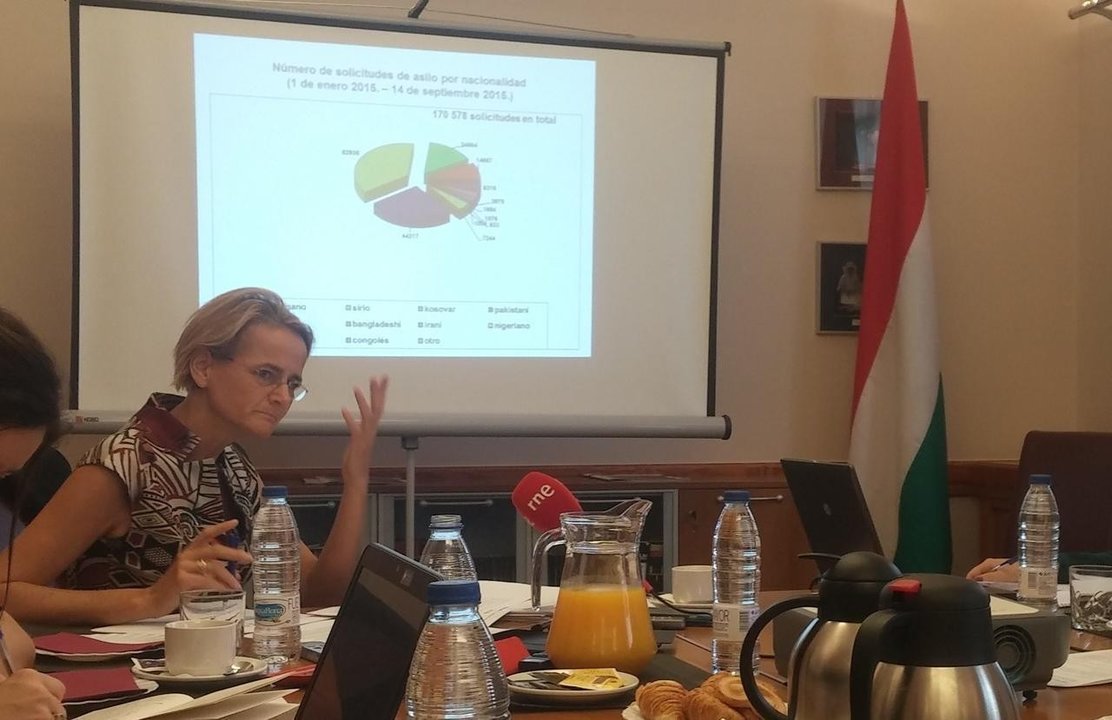 La embajadora de Hungría durante el encuentro con periodistas españoles.