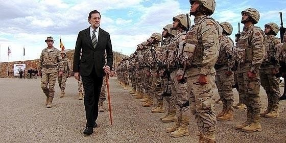 Rajoy durante una visita a soldados españoles desplegados en el extranjero.