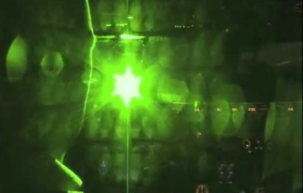 Recreación del deslumbramiento por laser en la cabina de un avión.