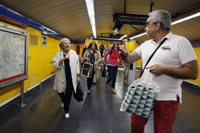 Manuela Carmena, en un viaje en Metro.
