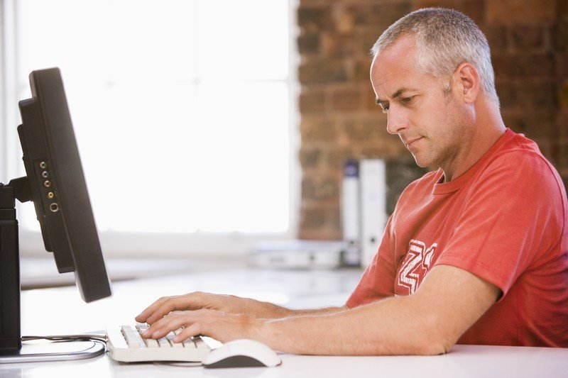 Un hombre trabaja frente a su ordenador. 