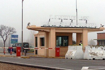 Puesto de control de entrada de la base aérea de Zaragoza.