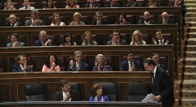 Rajoy, aplaudido por el Grupo Popular del Congreso.