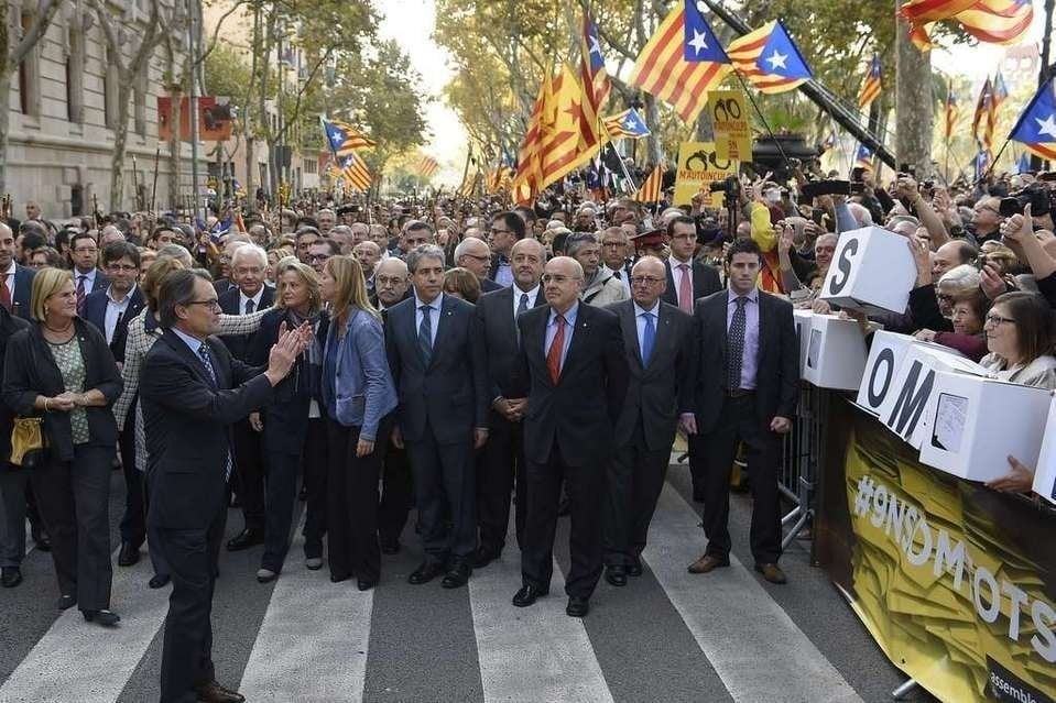 Artur Mas a su salida del Palau de Justicia de Cataluña frente a quienes le apoyaron. 