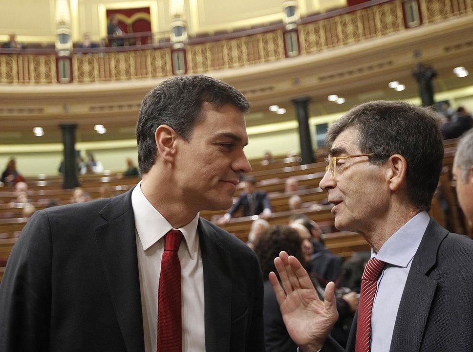José Enrique Serrano habla con Pedro Sánchez en el Congreso.