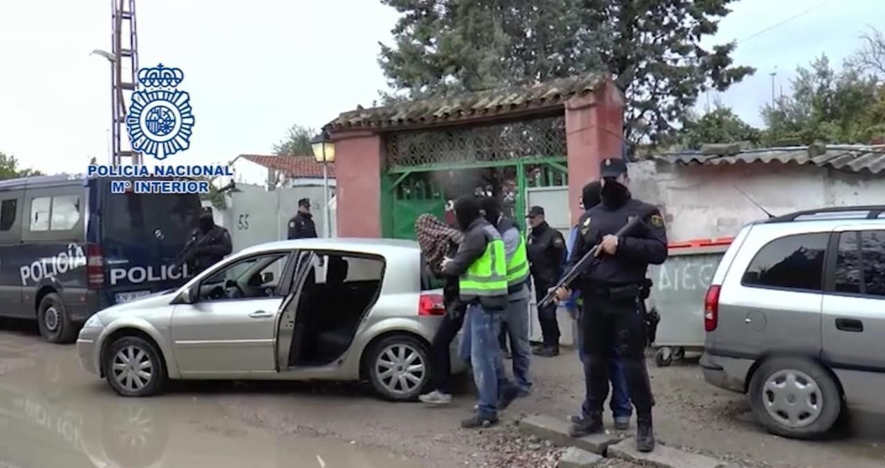 La Polic&iacute;a Nacional detiene a uno de los yihadistas.