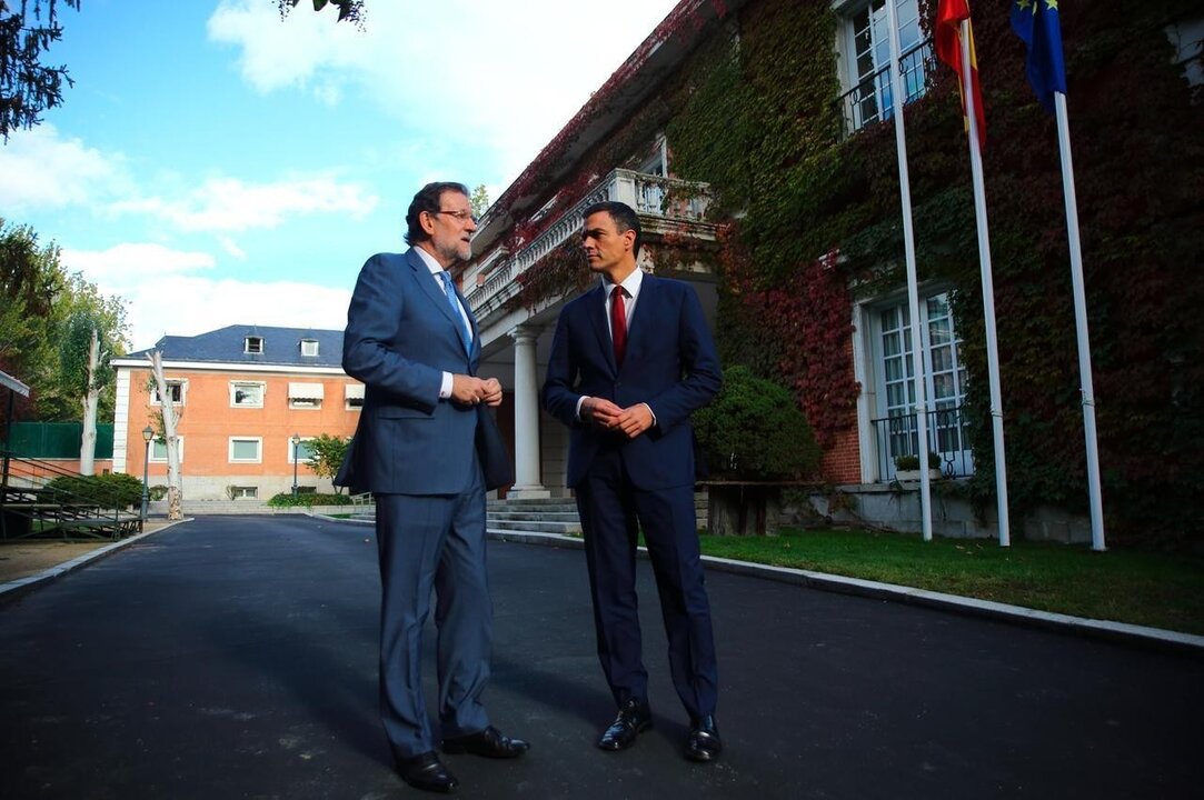 Mariano Rajoy y Pedro S&aacute;nchez conversan en los jardines de La Moncloa.