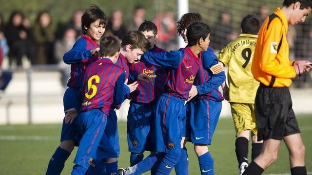 Menores jugando al fútbol en las categorías inferiores del FC Barcelona. 