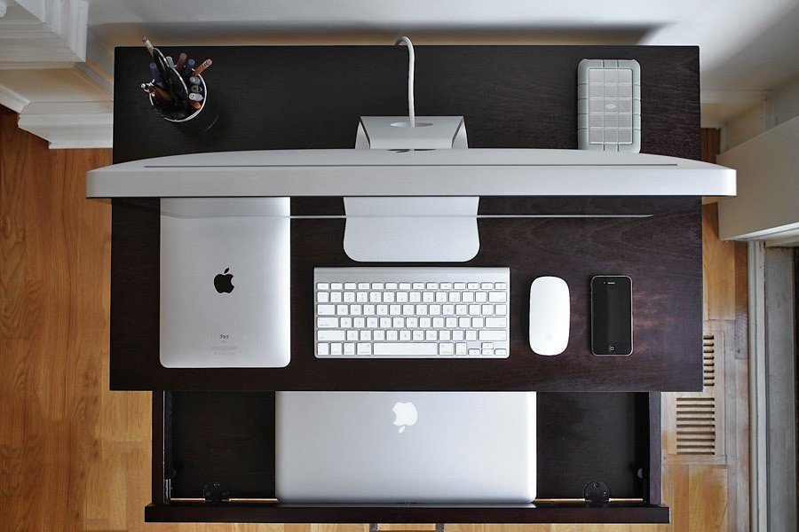 Gama de productos de Apple sobre un escritorio. 