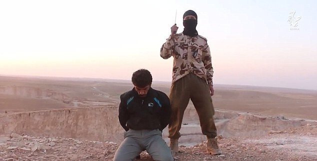 Fotograma del vídeo en el que el Estado Islámico amenaza con "llenar de cadáveres las calles de París"