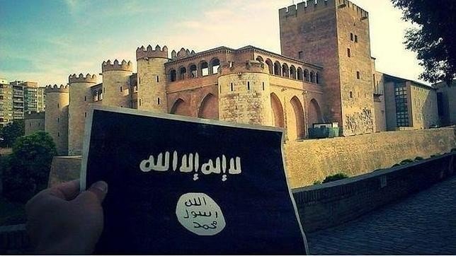Activistas del ISIS muestran un cartel del Estado Islámico frente a la Aljafería de Zaragoza.