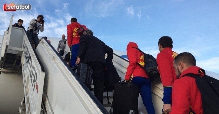 Moembros de la Selección Española, embarcando en el avión de regreso a Madrid.