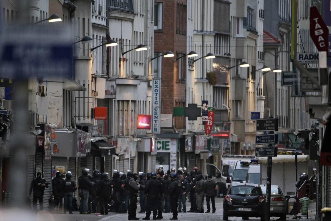 Efectivos de las fuerzas especiales RAID en el callej&oacute;n donde se ocultaban algunos de los terroristas de Saint-Denis.