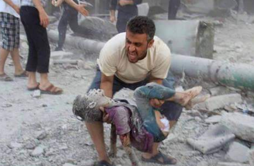 Supuesta imagen de v&iacute;ctimas de los bombardeos franceses sobre Raqqa. En realidad se trata de una fotograf&iacute;a tomada en Aleppo en 2014.