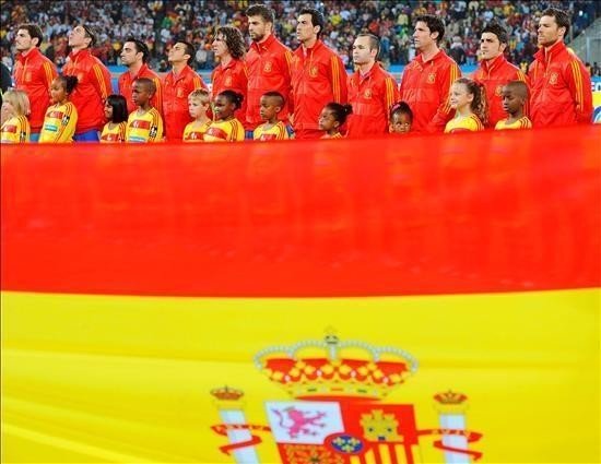 Los jugadores de la Selección escuchan el himno de España.