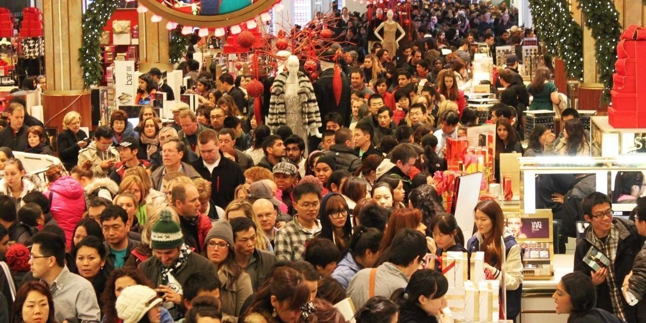 Aglomeraciones en las tiendas a causa del Black Friday. 