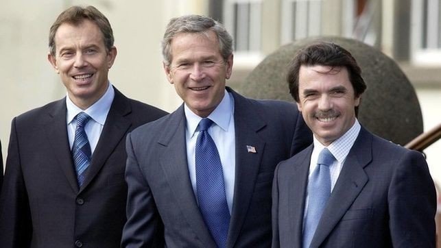 Aznar, junto a Blair y Bush, en la cumbre en la que se decidió la intervención en Irak.