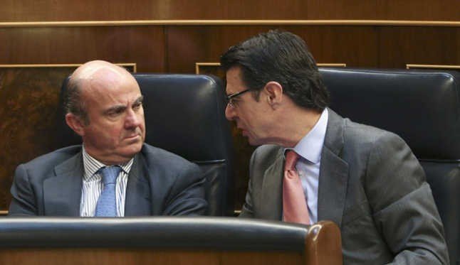 El ministro de Industria, José Manuel Soria y el de Economía, Luis de Guindos. 