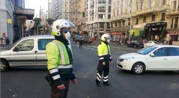 Policías municipales dirigen el tráfico de Madrid con mascarillas.