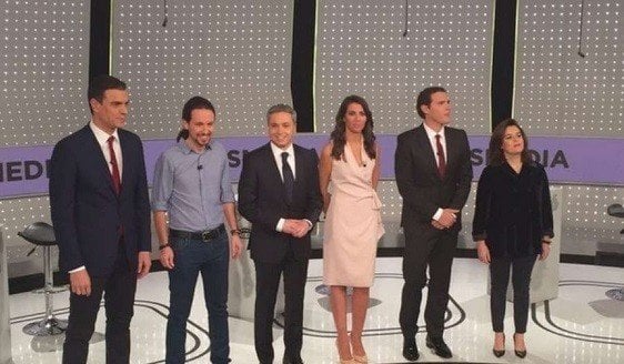 Sánchez, Iglesias, Rivera y Sáenz de Santamaría, con los presentadores del debate.