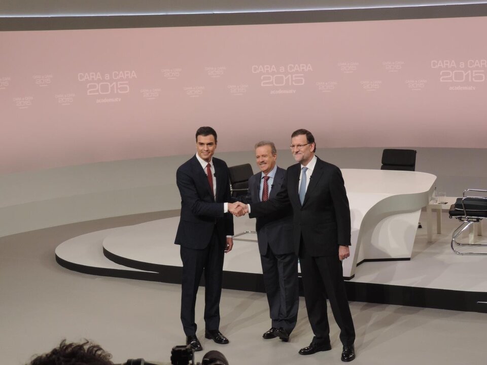 Saludo de los candidatos antes del cara a cara.