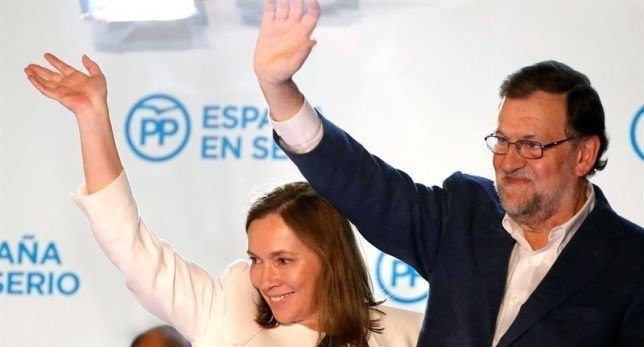 Mariano Rajoy en el balcón de Génova 13 acompañado por su mujer, Elvira Fernández. 