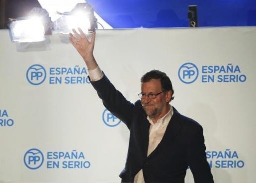 Mariano Rajoy celebra los resultados del PP en el balcón de Génova. 