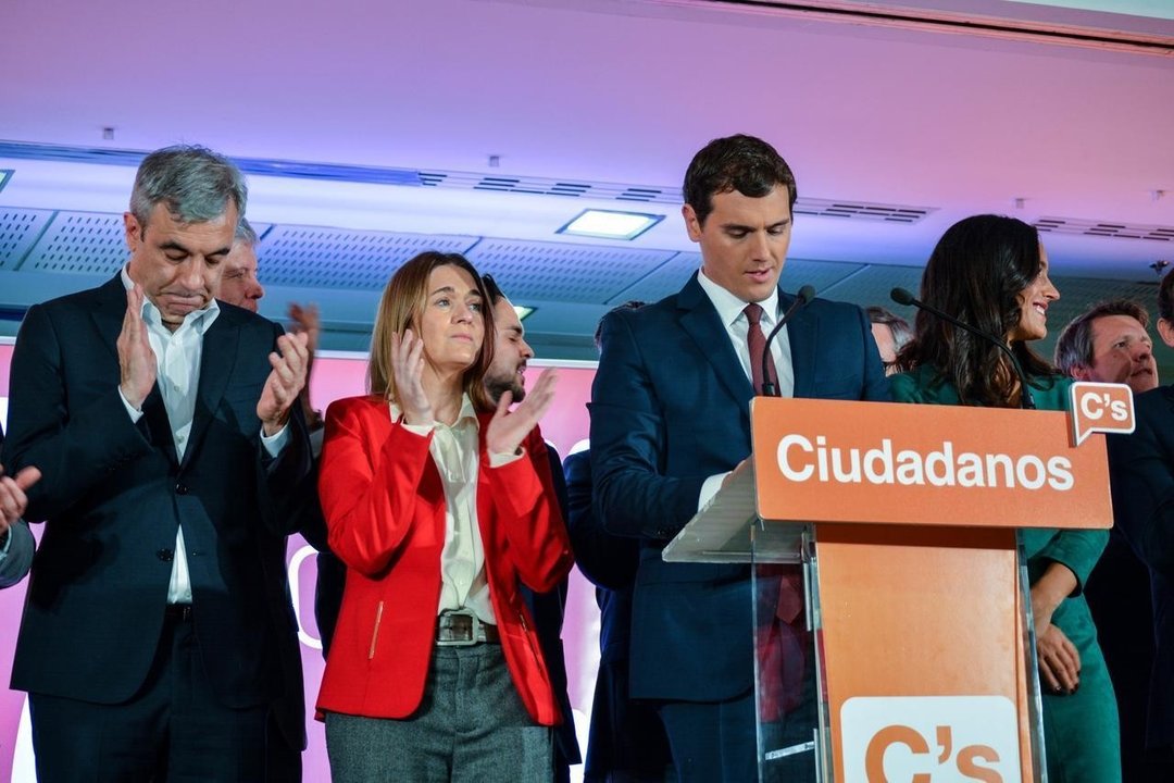 La ejecutiva de Ciudadanos respaldando a Albert Rivera durante su intervención el 20-D.