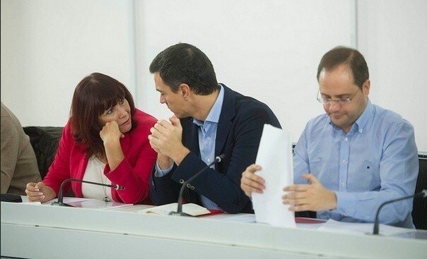 S&aacute;nchez, junto a Micaela Navarro y C&eacute;sar Luena en la reuni&oacute;n de la ejecutiva.