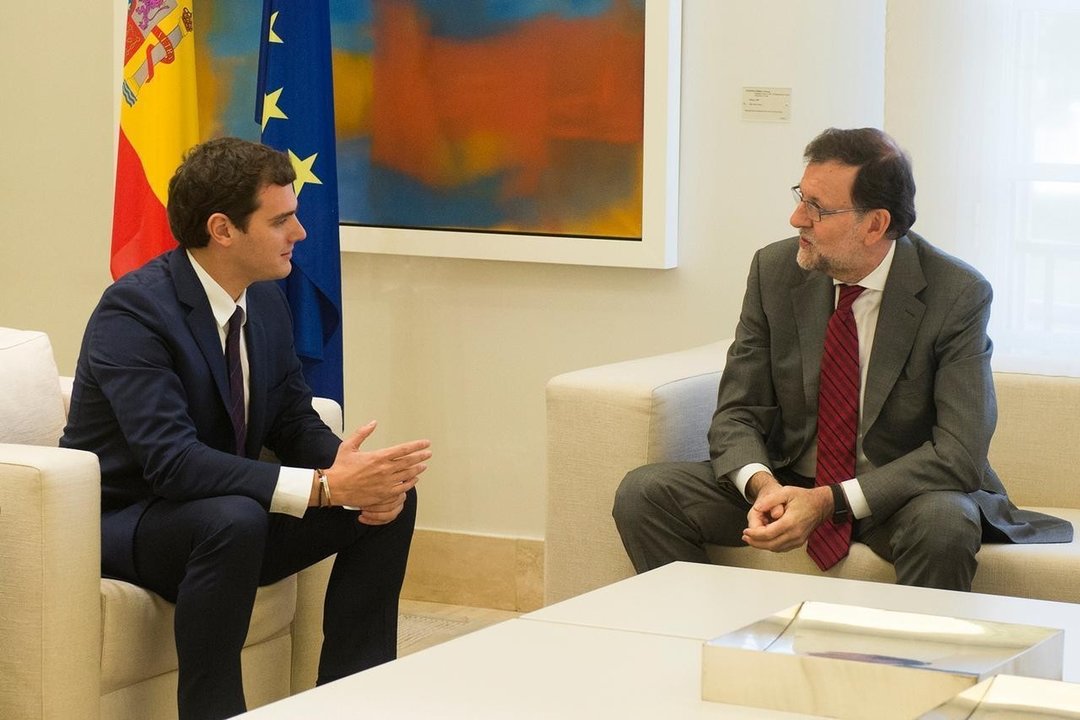 Albert Rivera y Mariano Rajoy charlan en el Palacio de la Moncloa.