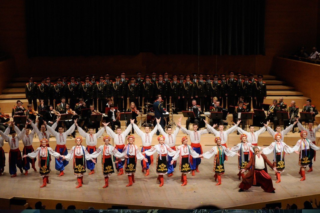Actuación del Coro, orquesta y ballet del Ejército Ruso de San Petersburgo.