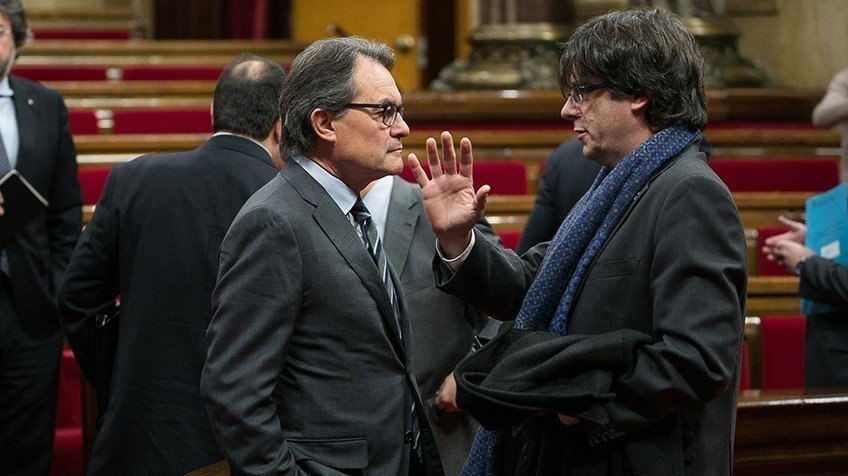 Artur Mas y Carles Puigdemont conversan en el Parlament.