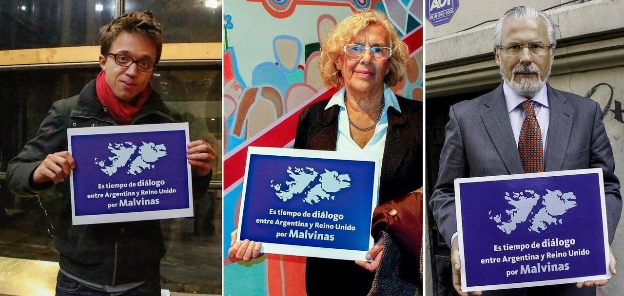 Íñigo Errejón, Manuela Carmena y Baltasar Garzón, con los carteles pidiendo diálogo sobre Malvinas.