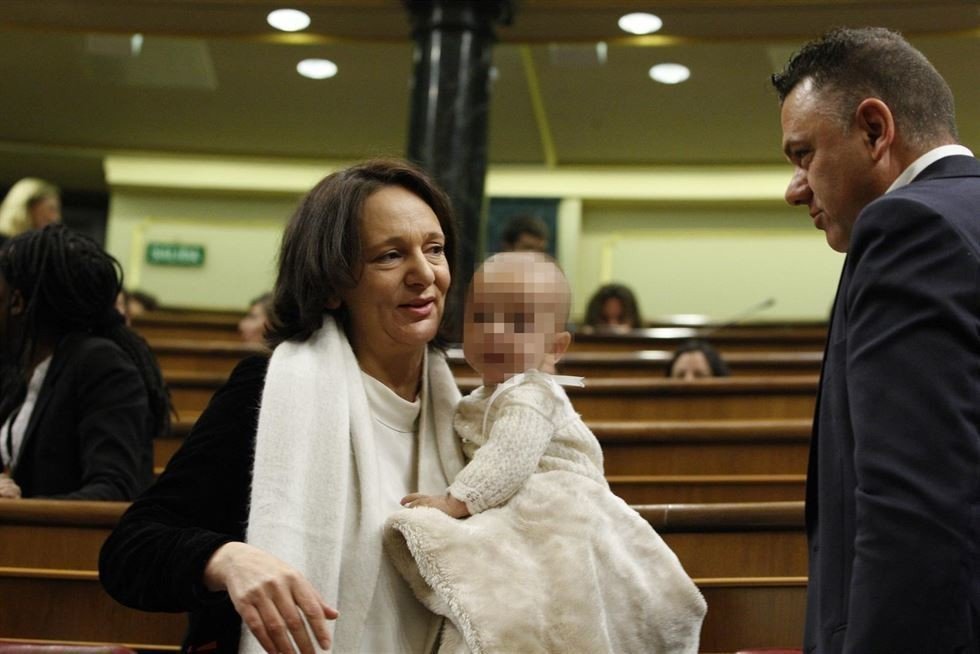 Carolina Bescansa, con su hijo en el Congreso.