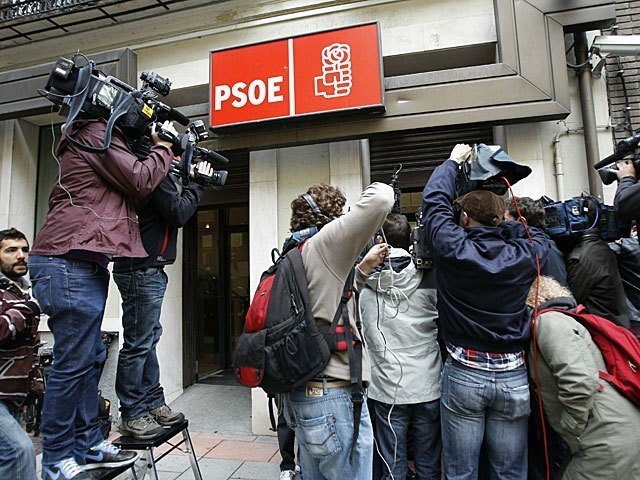 Periodistas en la puerta de Ferraz.