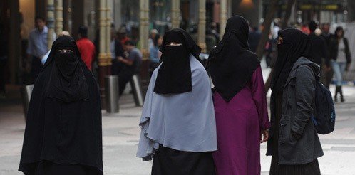 Mujeres con niqab en una ciudad española.