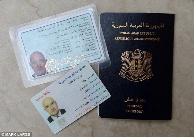 Pasaporte sirio falsificado con el que un periodista brit&aacute;nico del Daily Mail consigui&oacute; burlar a la seguridad europea y entrar en la UE como refugiado el pasado mes de septiembre.